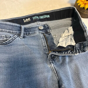 Lee modern series women’s total freedom straight leg size 4 medium